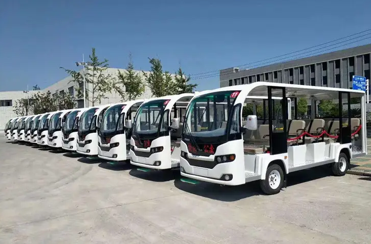 Vår lavhastighets elektriske sightseeingbuss kommer inn på universitetsområdet og blir førstevalget for transport i parken